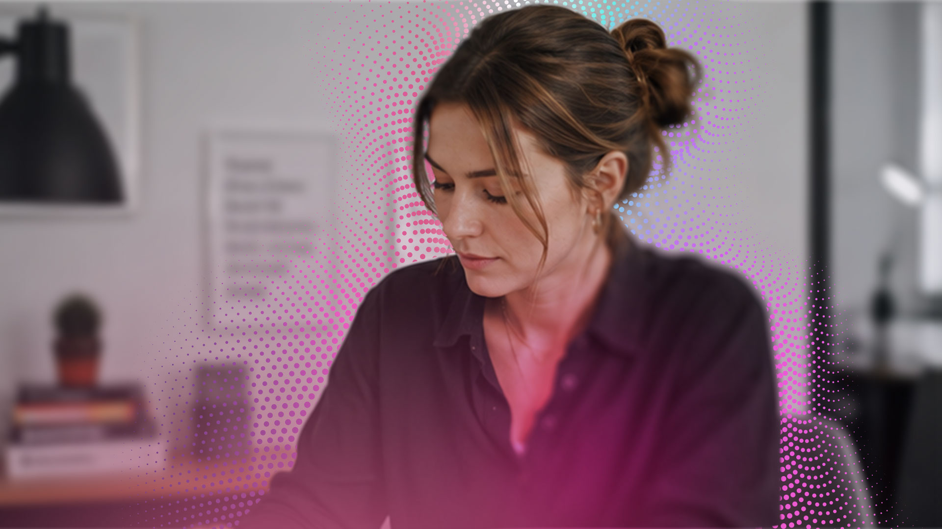 Diseñador de TAP Agencia trabajando en el rediseño de marca de Kairos